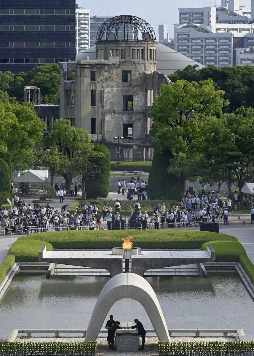 原爆投下から79年の「原爆の日」となり、広島市の平和記念公園で開催された平和記念式典。手前右は死没者名簿を原爆慰霊碑に奉納する松井一実市長