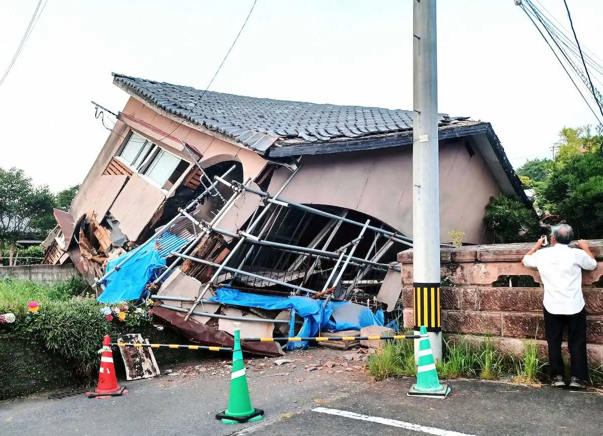 地震で倒壊した鹿児島県大崎町の家屋（南日本新聞社提供）