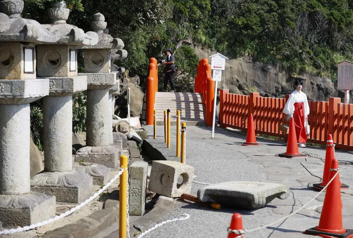 地震で灯籠が倒れるなどの被害を受けた宮崎県日南市の鵜戸神宮