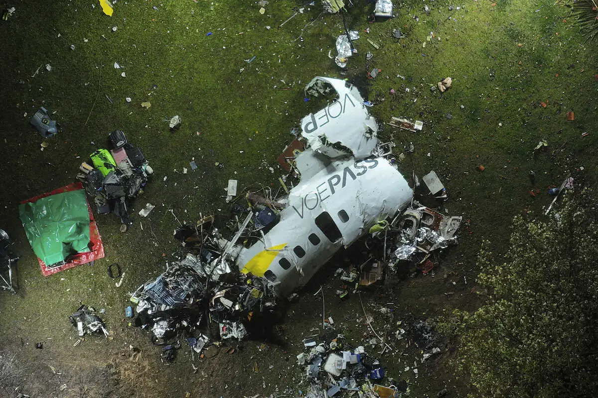 ブラジル・サンパウロ州ビニェドで墜落した旅客機の残骸（AP）