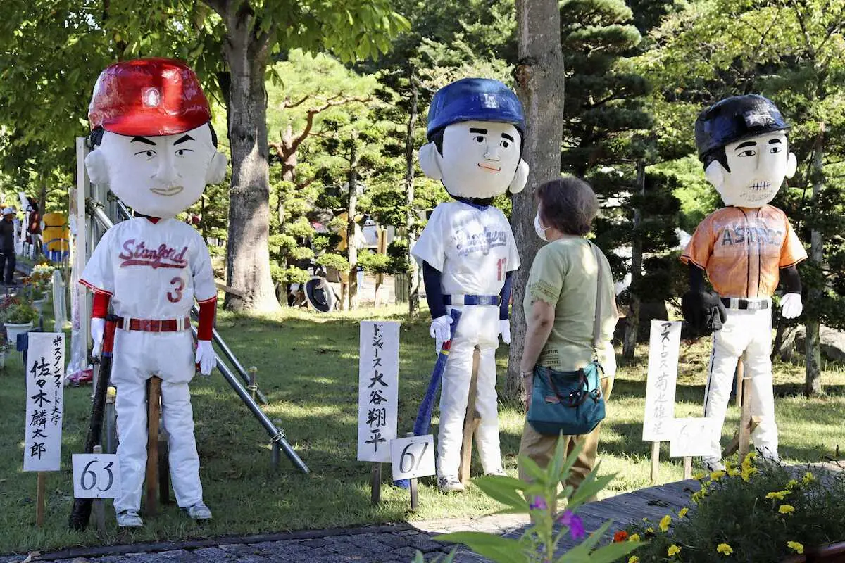 大谷翔平が「かかし」に!!両脇には花巻東高の先輩後輩も　岩手県紫波町で開始「かかしまつり」