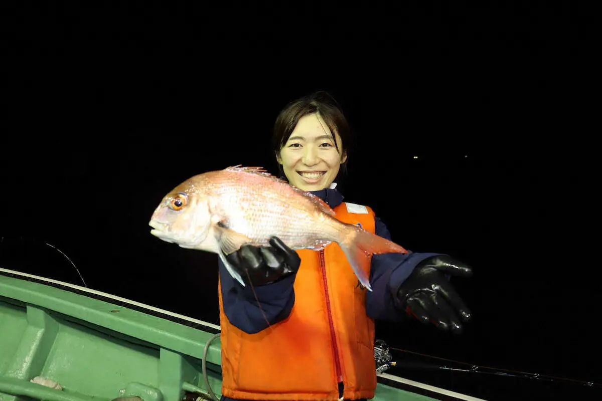 【画像・写真】夜の日本海でデビュー戦！釣りガール奮闘「お願い、逃げないで」祈り通じマダイゲット！