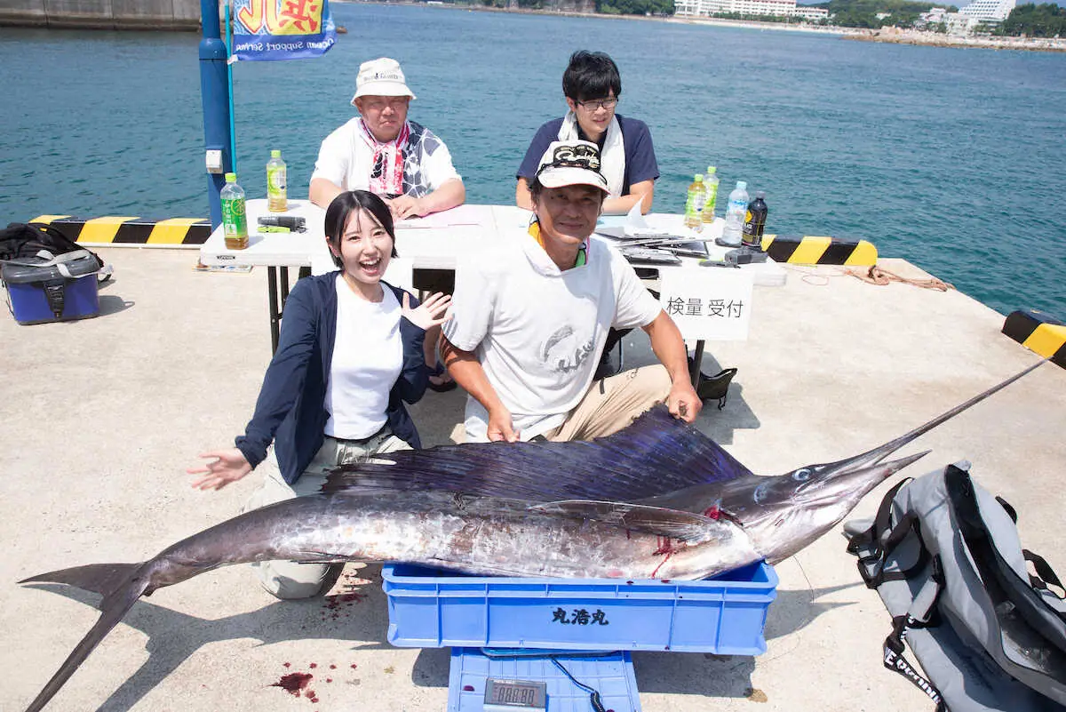 南紀白浜で釣り祭りや～「ワンデイバトルin白浜」釣りガール金高由佳さんも仰天！優勝者の釣果はカジキ