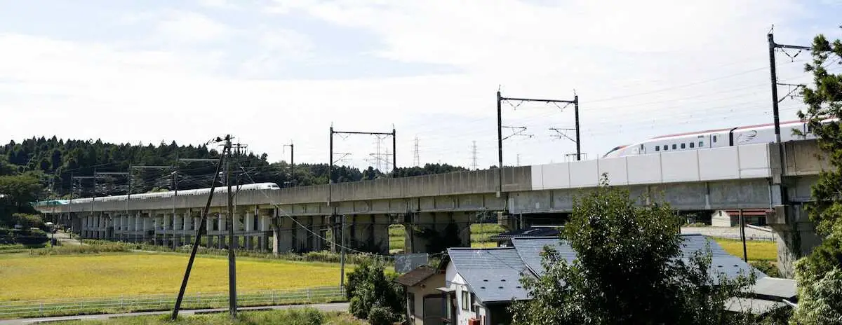 【画像・写真】古川―仙台間で車両の連結が外れ、分離して停車した東北新幹線の「はやぶさ・こまち6号」。左端の緑色の車両がはやぶさ、右がこまち＝19日午前10時52分、宮城県大崎市