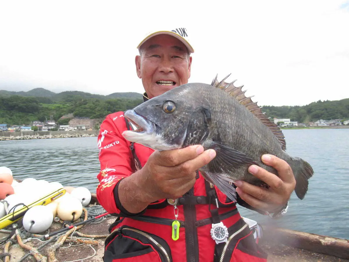 【画像・写真】良型ツ抜け…そして納竿間際に49センチのクロダイ　荒食いまた荒食い!爆釣シーズン到来!　秋田・椿漁港