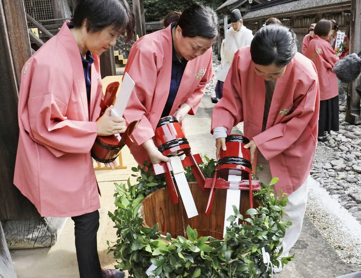 熊野本宮温泉郷　感謝の「献湯祭」　“一番湯”を本殿前の大たるに注入