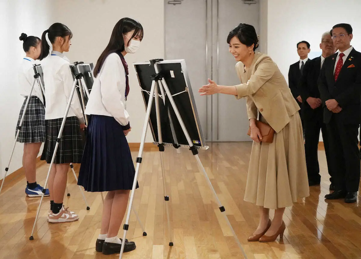 【画像・写真】鳥取県を訪問、寄木細工のアクセサリーを身につけ、地元高校生と懇談される秋篠宮家の次女佳子さま