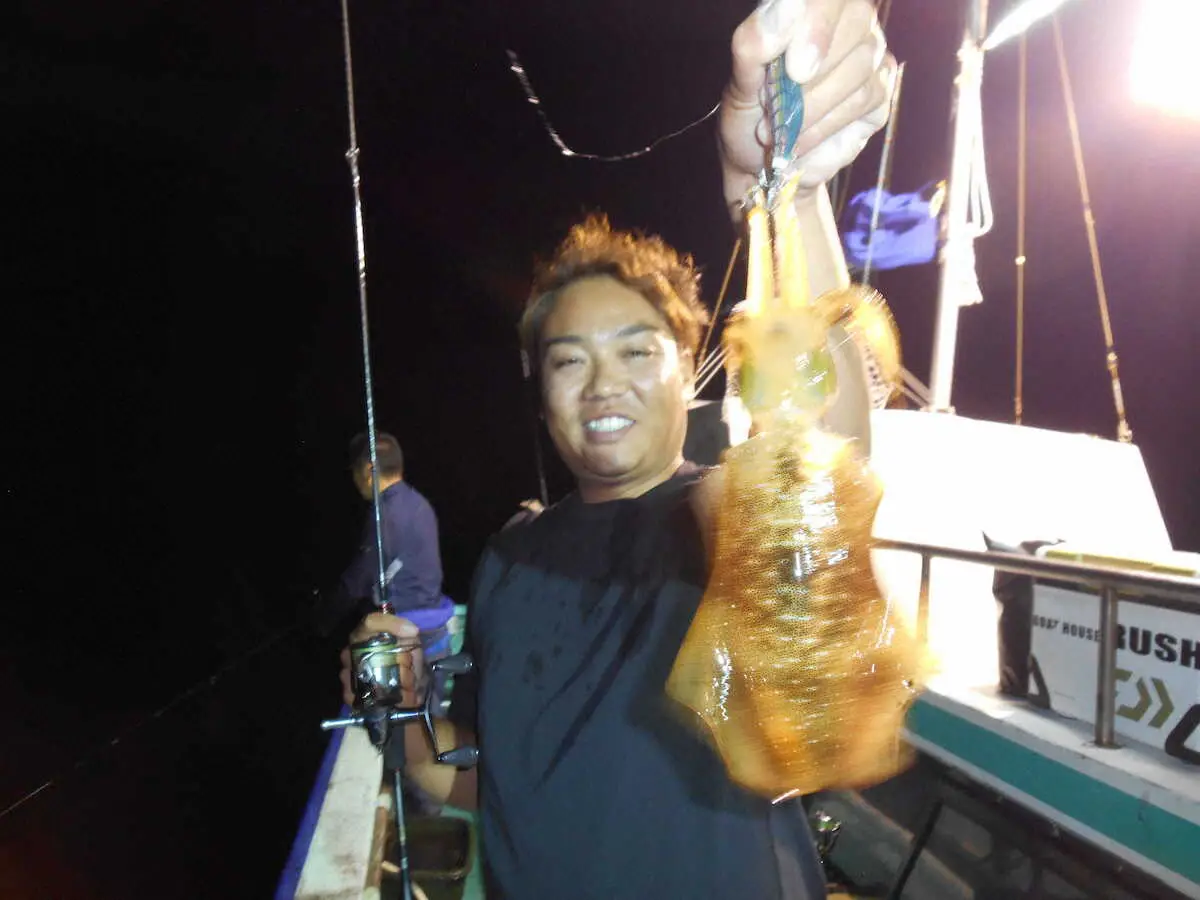 【画像・写真】長谷川さんにも良型アオリがヒット　　　　　　　　　　