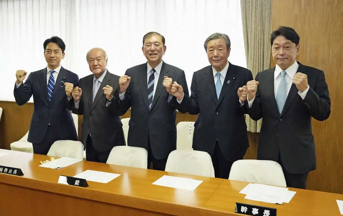 【画像・写真】　自民党の臨時総務会で写真に納まる（左から）小泉進次郎選対委員長、鈴木俊一総務会長、石破茂総裁、森山裕幹事長、小野寺五典政調会長＝30日午後、東京・永田町の党本部