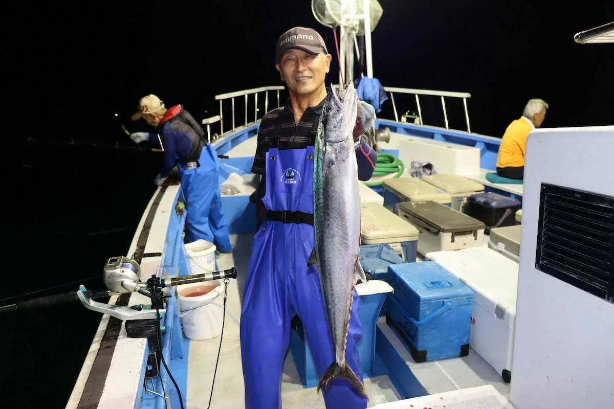 【画像・写真】夜に発見“日替わり遊泳層”　タナ探し当てサワラ続々ヒット　トップ30匹　新潟東港・鈴木釣具店