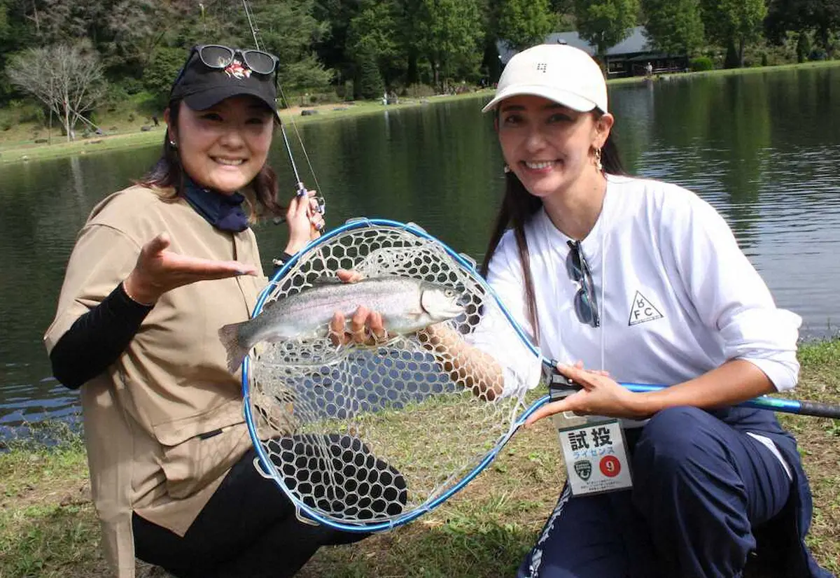 連携プレーでニジマス“ネットイン”　女子プロゴルファー・藤田さいきのアシストで待望の1匹