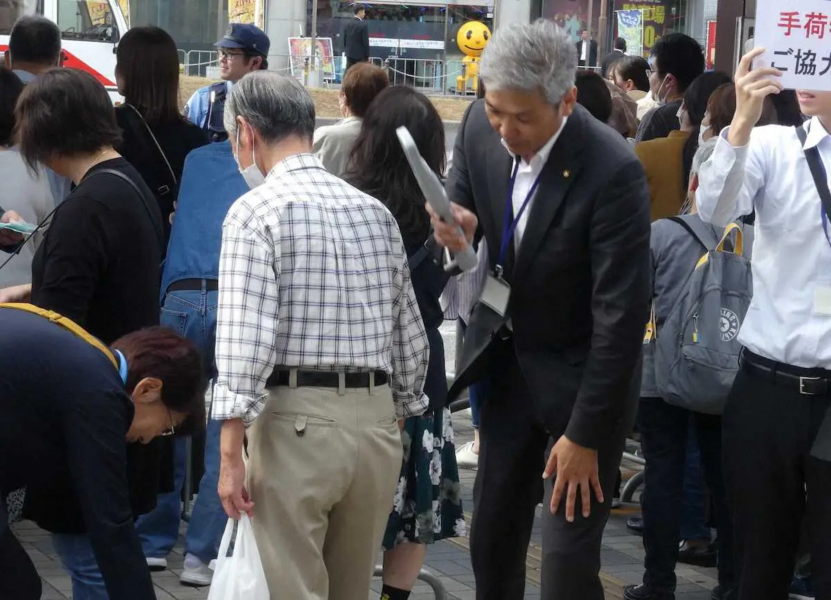 【画像・写真】石破首相の街頭演説では手荷物検査や金属探知機による検査が行われた