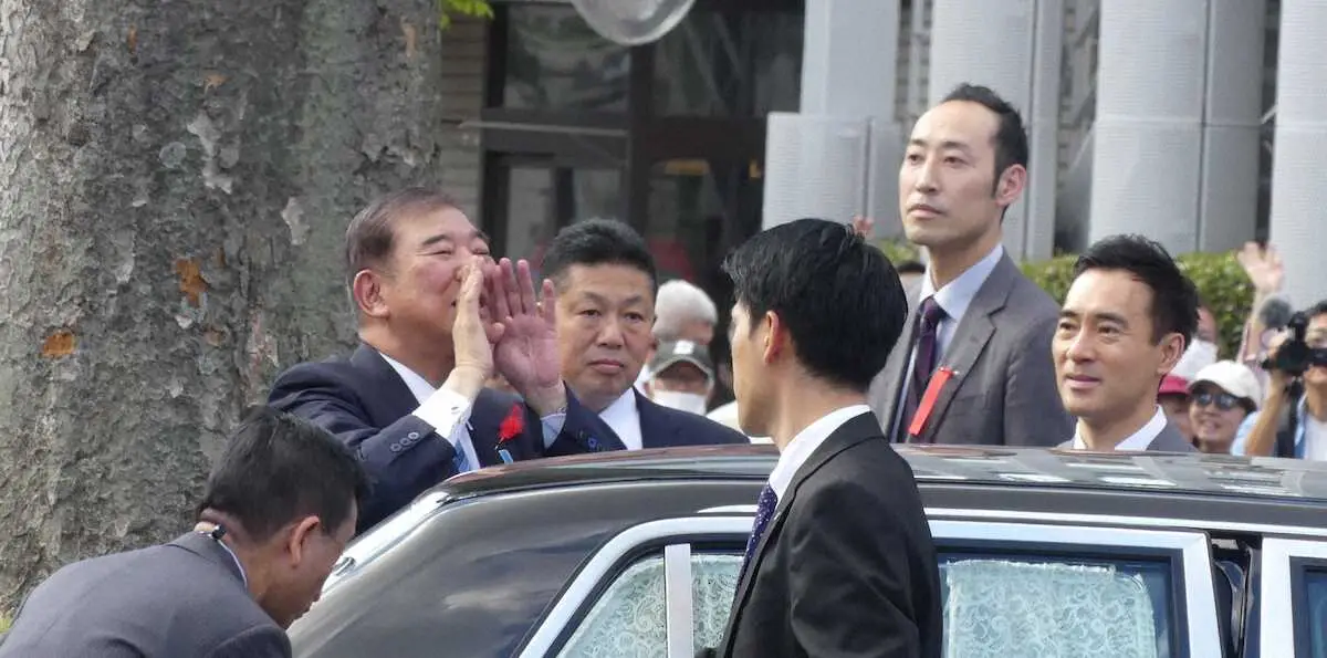 【画像・写真】演説終了後、声援に笑顔で応える石破首相