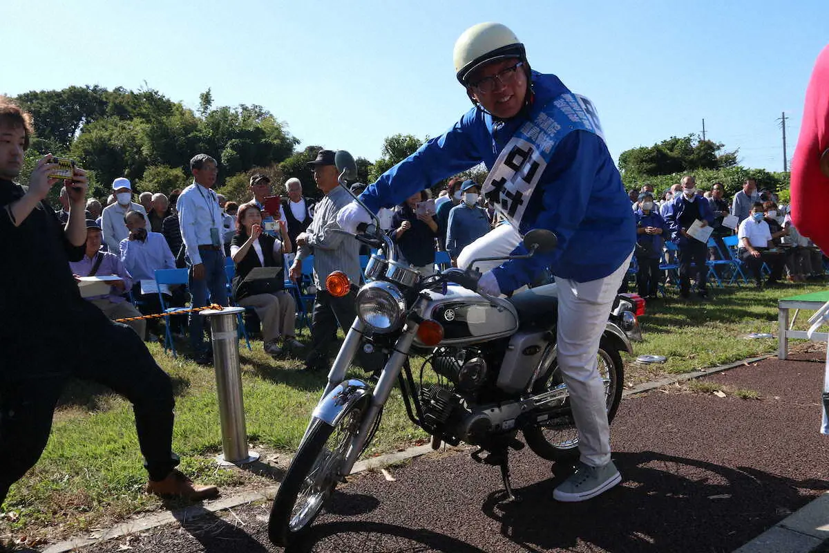 父のような「無敗の男」に　中村勇太氏　バイク行脚で旋風起こす！喜四郎氏譲りの「ドブ板選挙」