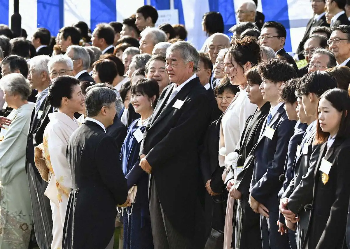 【画像・写真】秋の園遊会で、パリ五輪陸上女子やり投げで金メダルの北口榛花（前列右から7人目）らと話される天皇、皇后両陛下