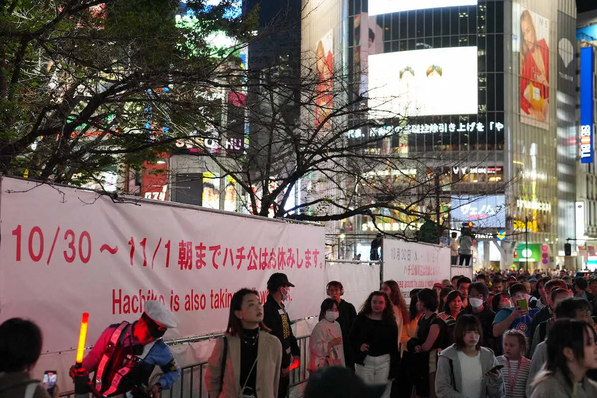 ハロウィーン　渋谷など混乱なく　条例で路上飲酒禁止も若者や外国人がコスプレ楽しむ