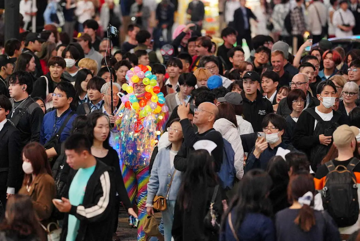 【画像・写真】ハロウィーン　渋谷など混乱なく　条例で路上飲酒禁止も若者や外国人がコスプレ楽しむ