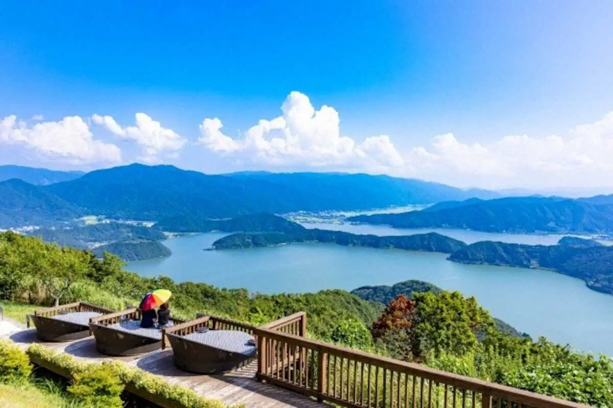 【福井】まるで天空のテラス　足湯につかりながら…三方五湖の大パノラマ堪能