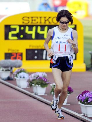 ０８年３月、名古屋国際女子マラソンで、うつむきながらゴールに向かう高橋尚子