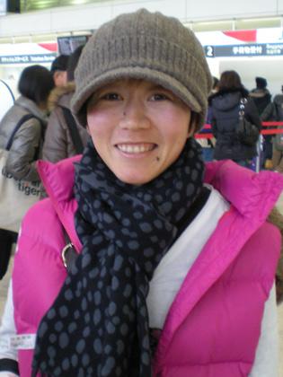 笑顔で大阪空港から奄美大島へ向かった野口みずき