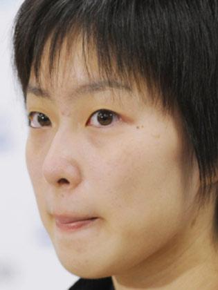 女子シングルス準々決勝で福原愛に敗れ、記者会見で目を潤ませる石川佳純
