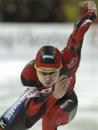 スピードスケートの世界スプリント選手権第１日、総合２位につけた長島圭一郎の滑り