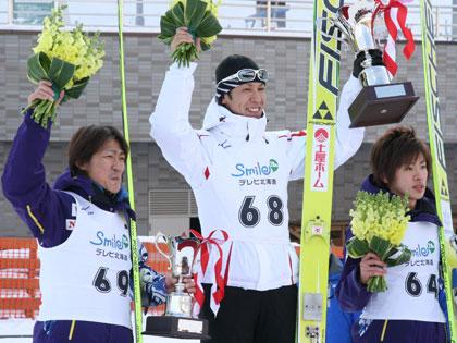 今季国内初優勝を飾った葛西紀明（中央）と２位に終わった岡部孝信（左）３位・栃本翔平