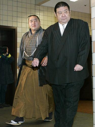 日本相撲協会の理事会に召喚された横綱朝青龍。右は高砂親方＝４日午後１時１２分