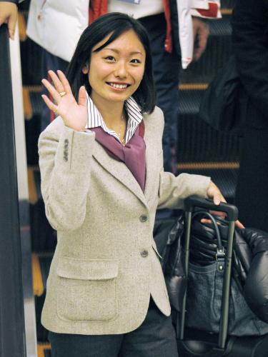 バンクーバー空港に到着し、出迎えたファンに手を振るフィギュアスケートの安藤美姫