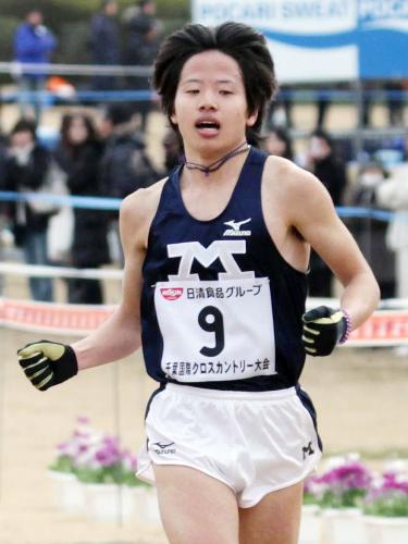 一般男子１万２０００メートルで日本人最高位の４位に入った鎧坂