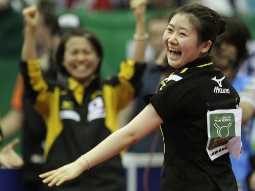 女子準々決勝の韓国戦、２―２で迎えた第５試合で朴美英を破り、喜ぶ福原愛