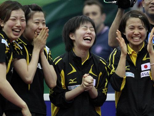 女子準々決勝で韓国を破り、大喜びの（左から）藤井寛子、藤沼亜衣、石川佳純、平野早矢香