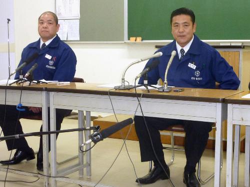 複数の力士が野球賭博にかかわっていたことを発表する、日本相撲協会の陸奥生活指導部長（右）と八角同副部長