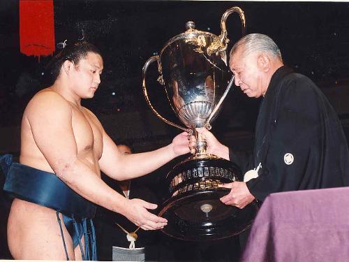 １９９２年１月場所、初優勝した甥の貴花田（当時）に賜杯を手渡す二子山理事長（当時）