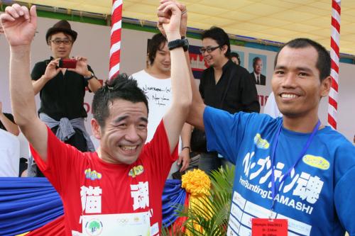 猫ひろし　カンボジアの国際ハーフマラソンで２位