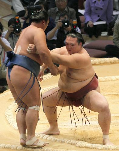 白鵬、稀勢の里は４連勝　琴奨菊、鶴竜も無敗守る