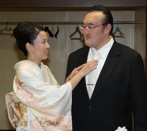 断髪式を終え、万理子夫人（左）にネクタイを直してもらう元岩木山の関ノ戸親方