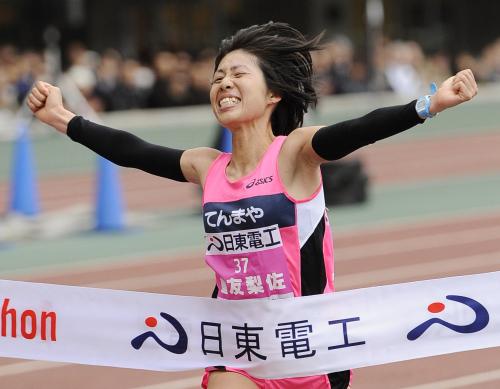 ロンドン五輪代表選考会を兼ねた大阪国際女子マラソンで初優勝、２時間23分23秒でゴールする重友梨佐