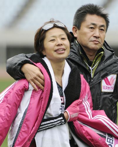 大阪国際女子マラソンで、９位と惨敗した福士加代子。右はワコールの永山忠幸監督