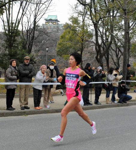 ＜大阪国際女子マラソン＞大阪城をバックに力走する重友梨佐