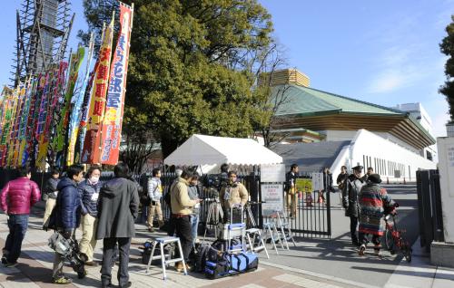 日本相撲協会の理事選挙が行われる両国国技館前に集まった報道関係者ら