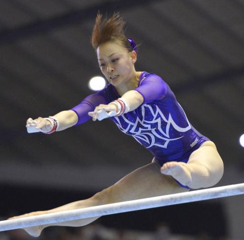 女子個人総合　１位で五輪代表に決まった田中理恵の段違い平行棒