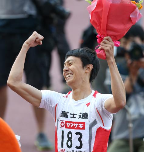 男子２００メートル決勝で接戦を制して優勝した高瀬は満面の笑みを浮かべてガッツポーズ