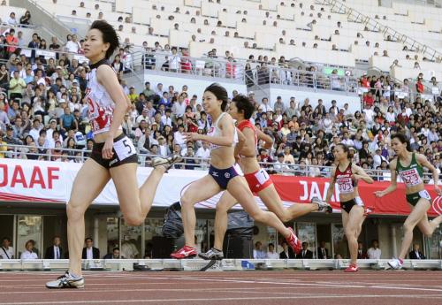 女子２００メートル決勝で優勝した福島（左端）と２位の市川華菜（左から２人目）