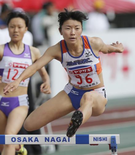 女子４００メートル障害決勝で優勝した久保倉