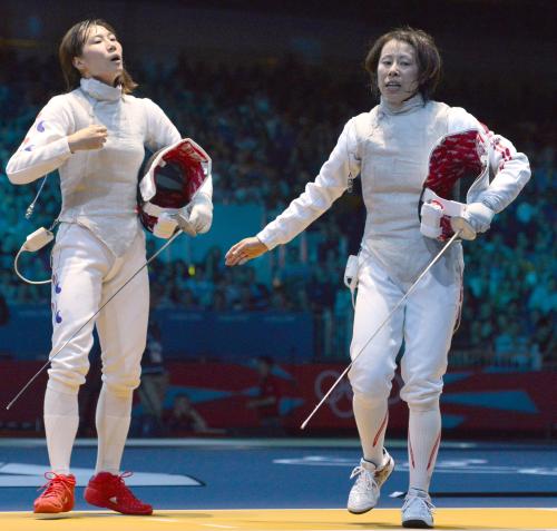 女子フルーレ個人で韓国選手（左）を破って３回戦進出を決めた菅原智恵子