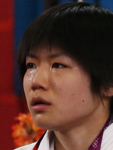 柔道の女子５２キロ級２回戦で試合に敗れた中村は涙を流す