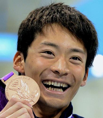 男子１００メートル背泳ぎで銅メダルを獲得し、笑顔の入江陵介
