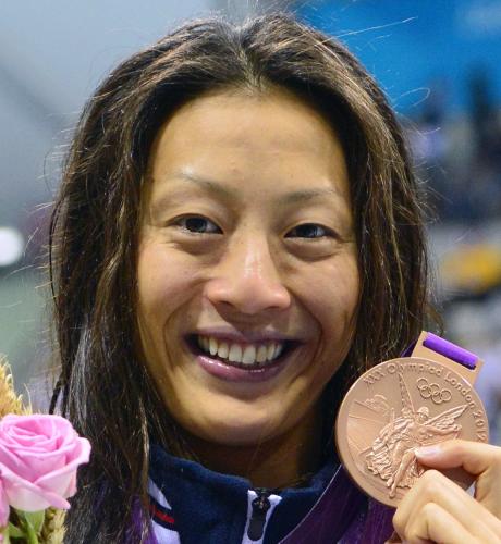 女子１００メートル背泳ぎで獲得した銅メダルを手に笑顔の寺川綾