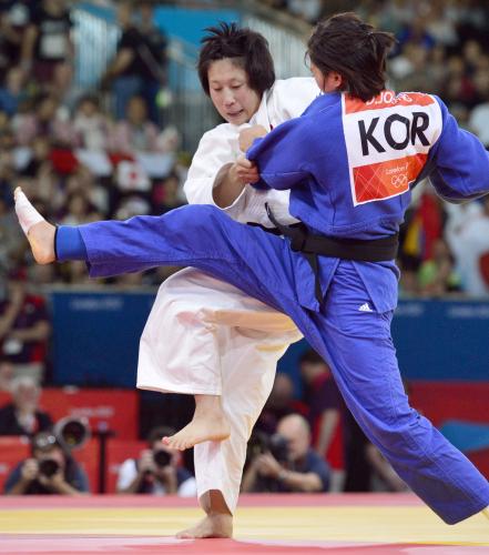 女子63キロ級準々決勝　韓国選手（右）の攻めをこらえる上野順恵